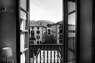هتل Hostal Antxitonea