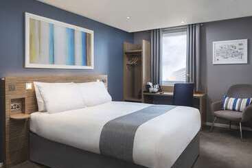 هتل Travelodge Bath Waterside
