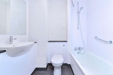 هتل Travelodge Bath Waterside