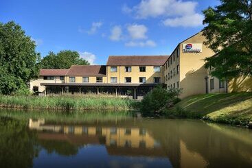 هتل Travelodge Bath Waterside