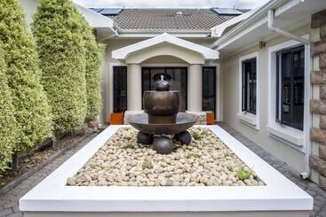 هتل Orange Inn Knysna