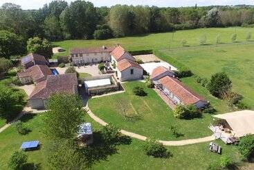 בית מלון כפרי Le Clos De Saires Lodges