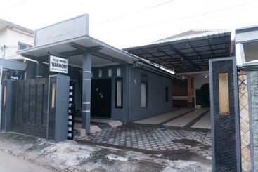 هتل Oyo 3227 Kost Putri Harmony