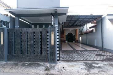 هتل Oyo 3227 Kost Putri Harmony