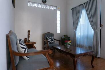 هتل Oyo 3227 Kost Putri Harmony