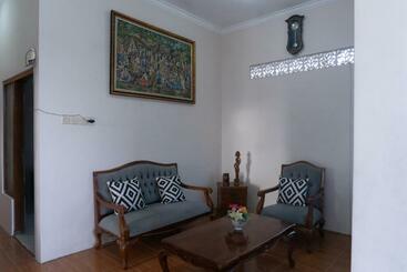 هتل Oyo 3227 Kost Putri Harmony