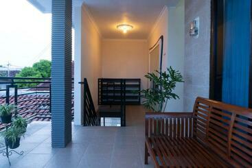 هتل Oyo 3227 Kost Putri Harmony
