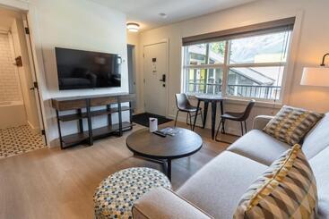 هتل Basecamp Suites Canmore