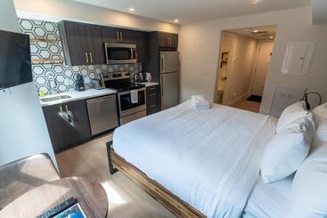 هتل Basecamp Suites Canmore