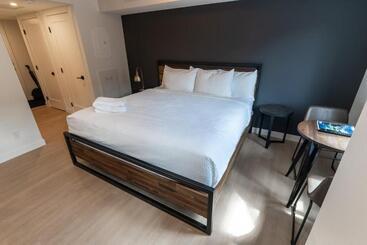 هتل Basecamp Suites Canmore