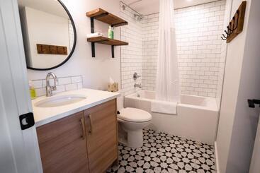 هتل Basecamp Suites Canmore