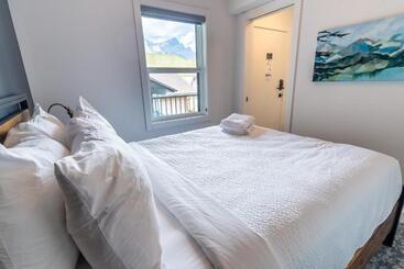 هتل Basecamp Suites Canmore