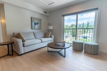 هتل Basecamp Suites Canmore