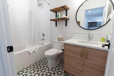 هتل Basecamp Suites Canmore