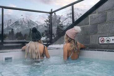 هتل Basecamp Suites Canmore