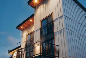 هتل Basecamp Suites Canmore
