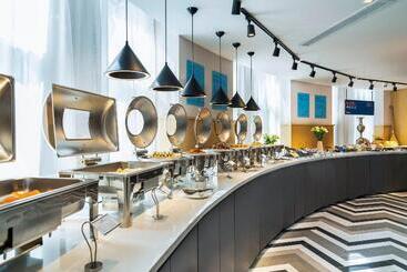 هتل Holiday Inn Express Urumqi Station By Ihg