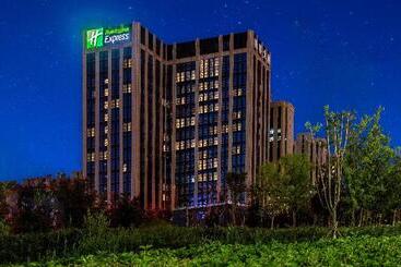 هتل Holiday Inn Express Urumqi Station By Ihg