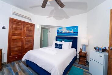 هتل Blue Skies Beach Resort