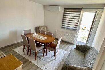 پانسیون Apartman Ejna