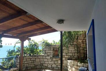 پانسیون Q Bay Apartments
