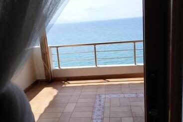 پانسیون Q Bay Apartments