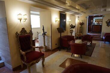 هتل Aurelius Art Gallery
