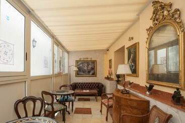 هتل Aurelius Art Gallery