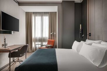 هتل NH Collection Madrid Gran Via