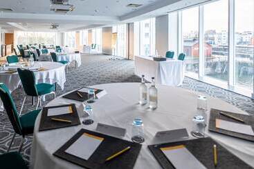 هتل Voco St. David S Cardiff, An Ihg