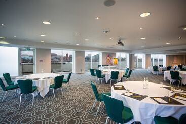 هتل Voco St. David S Cardiff, An Ihg