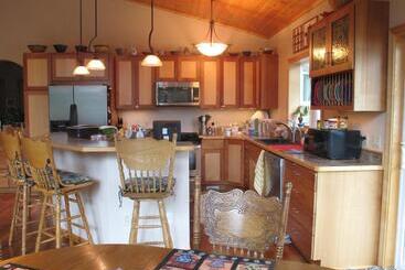 تختخواب و صبحانه Glacier Creek Lodging