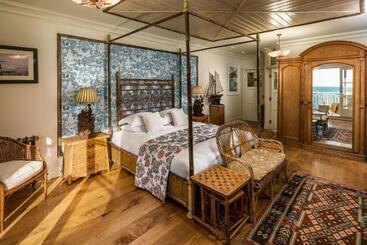 تختخواب و صبحانه Tolcarne Beach Colonial Restaurant And Rooms