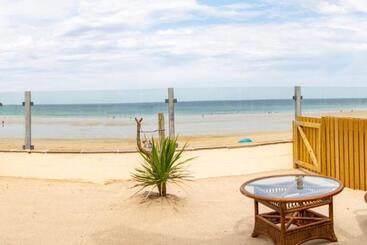 تختخواب و صبحانه Tolcarne Beach Colonial Restaurant And Rooms
