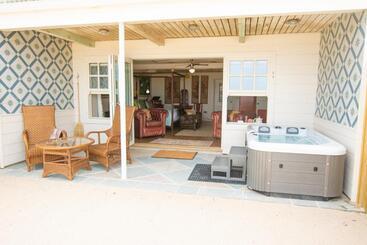 تختخواب و صبحانه Tolcarne Beach Colonial Restaurant And Rooms