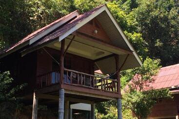 پانسیون Namtok Bungalows