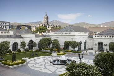 هتل Grand America