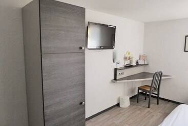 هتل Hôtel Restaurant Le Relais   Pau Nord