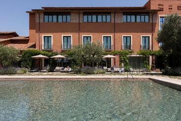 هتل Peralada Wine Spa & Golf