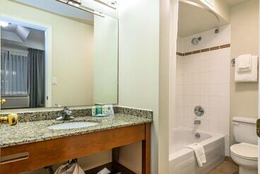 هتل Quality Inn & Suites