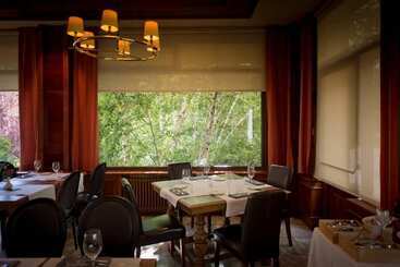 ホテル Restaurant Pessets & SPA
