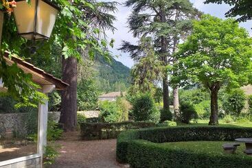 تختخواب و صبحانه Le Jardin Secret