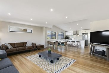 Summer Breeze  Free Wifi & Netflix Inlet Side Central Location