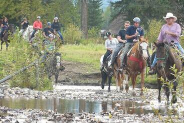 هتل Fort Wells Gray Rustic Cabins Hostel