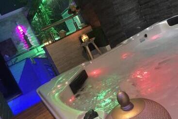 تختخواب و صبحانه Saija Resort