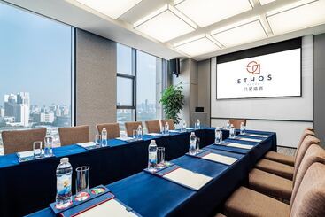 هتل Hilton Garden Inn Xiamen Bailuzhou Park