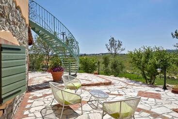 هتل Agriturismo Montecrespini