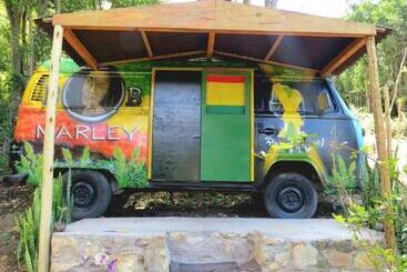 Kombi Hostel Camping