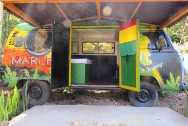 Kombi Hostel Camping