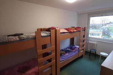 هاستل Km House černý Most